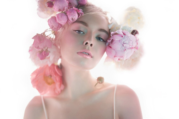 Eveline Flower Garden Kremowy Błyszczyk do Ust Nr 01 Delicate Rose Vegan 4,5ml