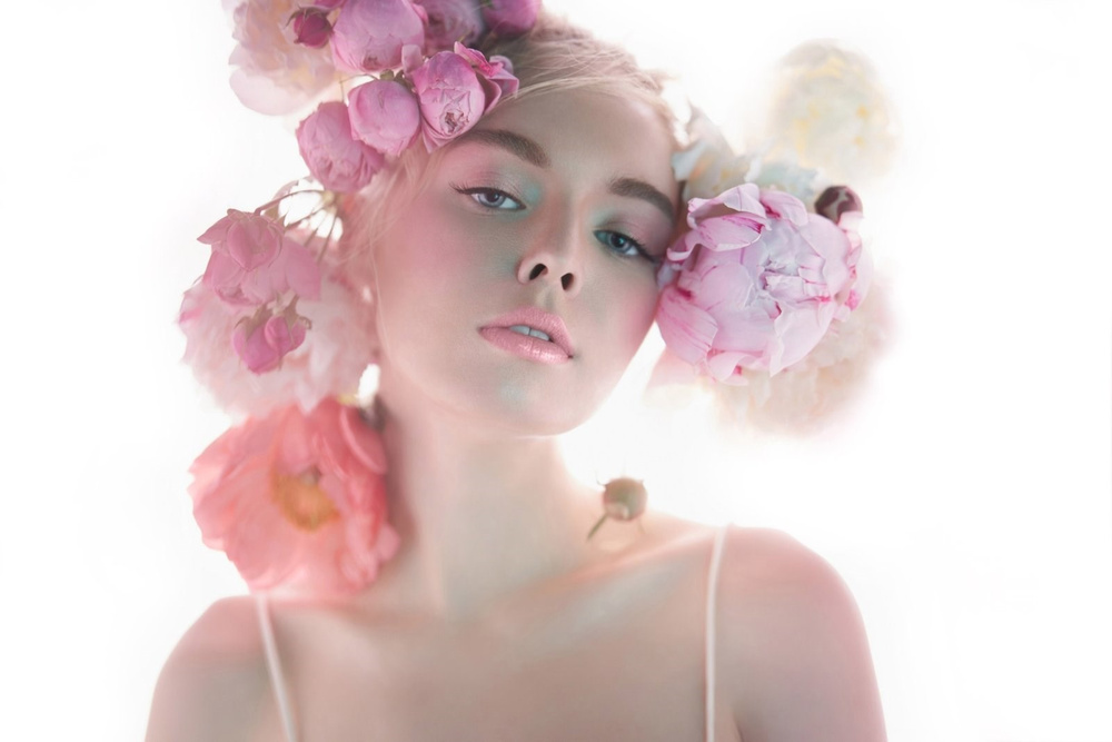 Eveline Flower Garden Kremowy Błyszczyk do Ust Nr 01 Delicate Rose Vegan 4,5ml